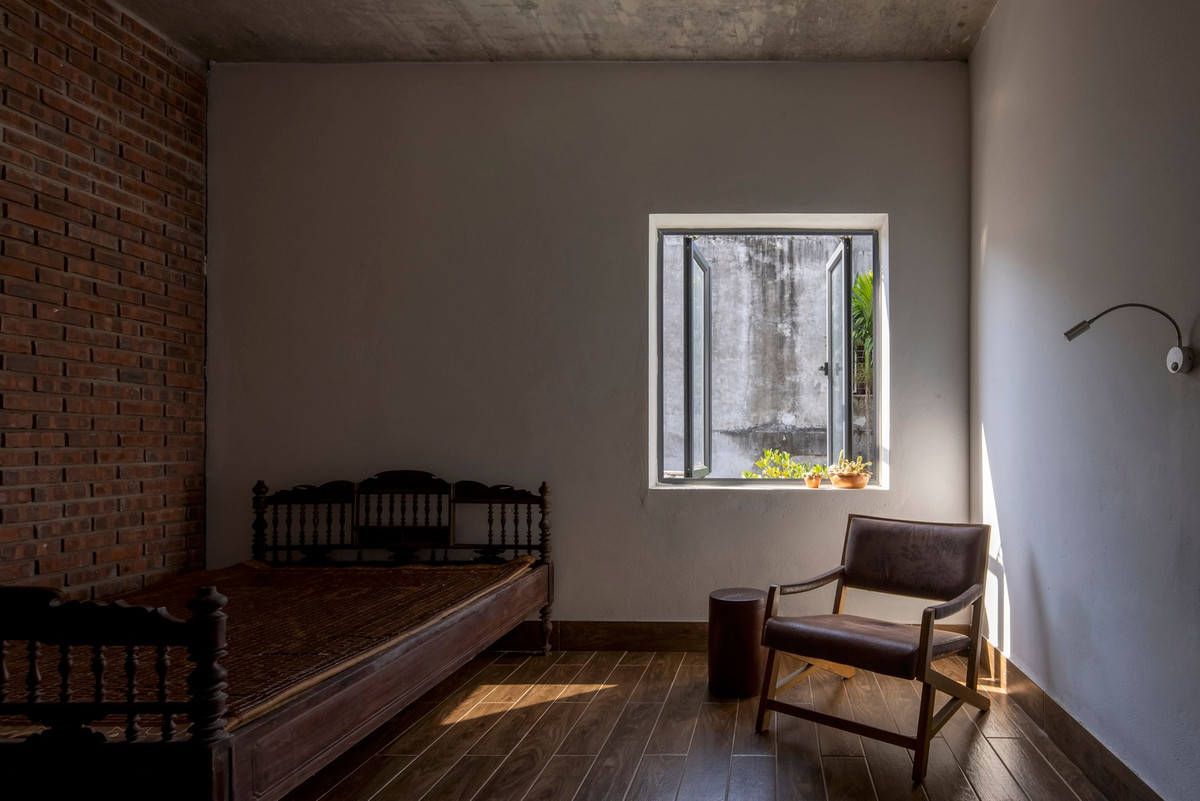 Phòng ngủ mộc mạc và tràn ngập ánh nắng. Nguồn ảnh: Hoàng Lê