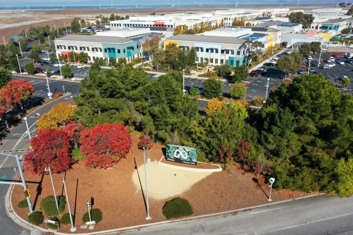 Zuckerberg mua bất động sản đầu tiên ở Crescent Park vào tháng 5/2011 với giá 7 triệu USD. Architectural Digest mô tả khu bất động sản này không rườm rà, xa hoa mà nó thiên về chức năng nhiều hơn. Ảnh: Google