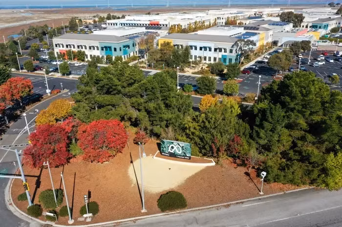 Zuckerberg mua bất động sản đầu tiên ở Crescent Park vào tháng 5/2011 với giá 7 triệu USD. Architectural Digest mô tả khu bất động sản này không rườm rà, xa hoa mà nó thiên về chức năng nhiều hơn. Ảnh: Google