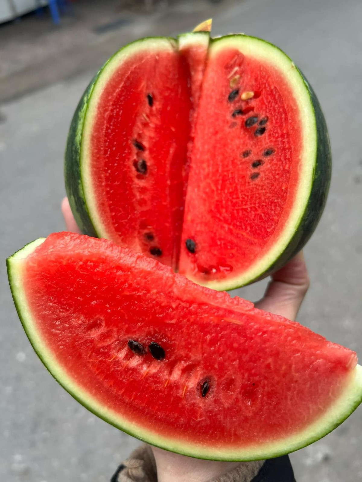 Cô Hoa (một nguời bán hoa quả ở Thanh Xuân, Hà Nội) cho biết, dưa hấu mini Hàn Quốc là mặt hàng bán chạy nhất tại cửa hàng của cô khoảng 2 tuần nay.