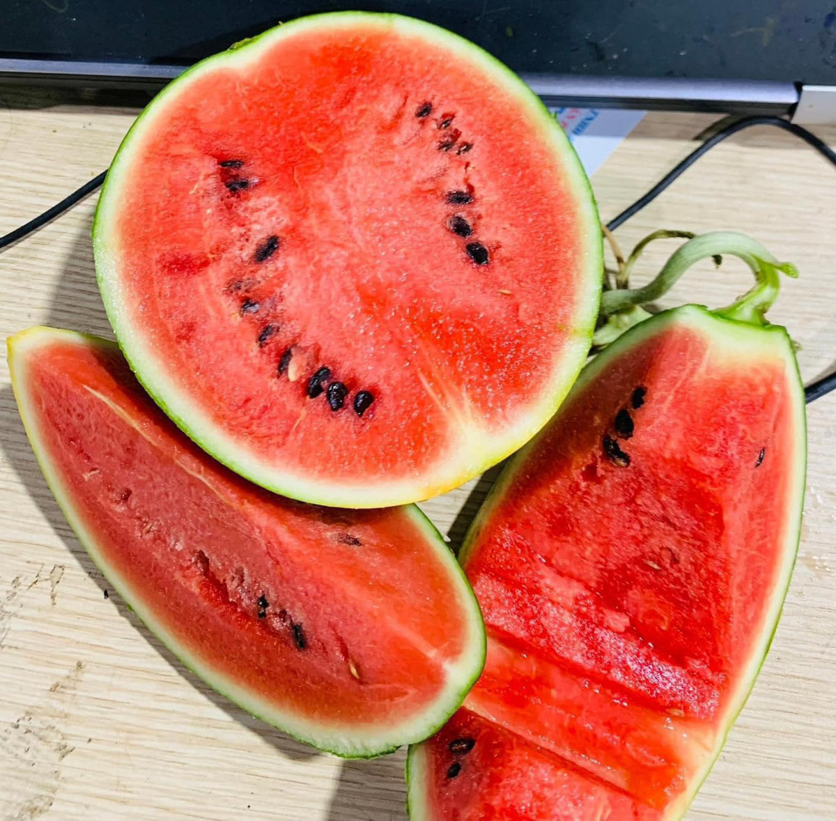 Trái lại, chị Giang (Thanh Trì, Hà Nội) cho biết tuần trước có mua dưa hấu mini Hàn Quốc ăn thử nhưng cũng không ngọt hơn dưa hấu bình thường mua 15.000 đồng/kg.