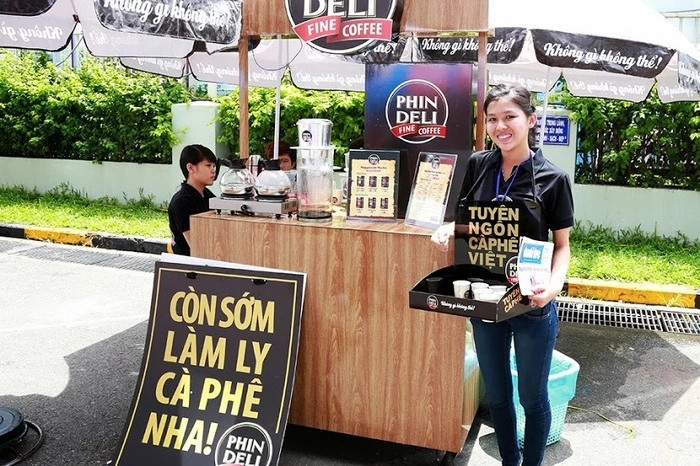Tại Việt Nam, thị trường cà phê cạnh tranh khốc liệt, ông lựa chọn cho mình mô hình take-away (mang đi) làm điểm khác biệt. Ảnh: Dân Việt