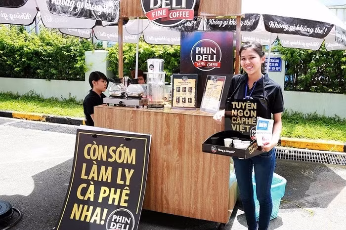 Tại Việt Nam, thị trường cà phê cạnh tranh khốc liệt, ông lựa chọn cho mình mô hình take-away (mang đi) làm điểm khác biệt. Ảnh: Dân Việt