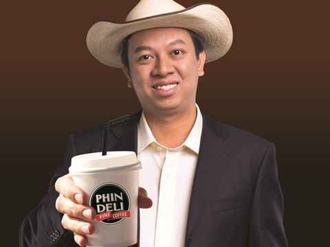 Lúc này, doanh nhân Phạm Đình Nguyên cũng đổi tên thị trấn Buford thành PhinDeli, thương hiệu cà phê do ông lập ra. Ảnh: Brandsvietnam