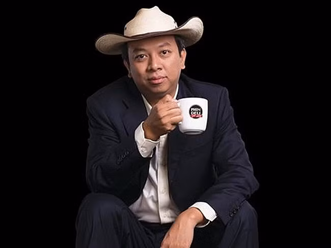 Việc chi số tiền 900.000 USD cho một thị trấn rộng 4 ha chỉ có 1 người ở khiến nhiều người ngạc nhiên, thậm chí còn nói ông là “đồ dở hơi”. Tuy nhiên, xuất hiện trên các hãng tin Mỹ và quốc tế, trong đó có cả CNN, BBC, là cơ hội vàng để truyền thông. Ảnh: Internet