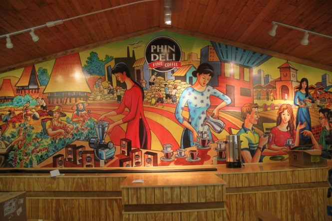 Tại thị trấn PhinDeli, nam doanh nhân cho sửa sang, xây dựng góc cà phê PhinDeli để khách dừng chân có thể thưởng thức hương vị cà phê Việt miễn phí. Ảnh: Dân Việt