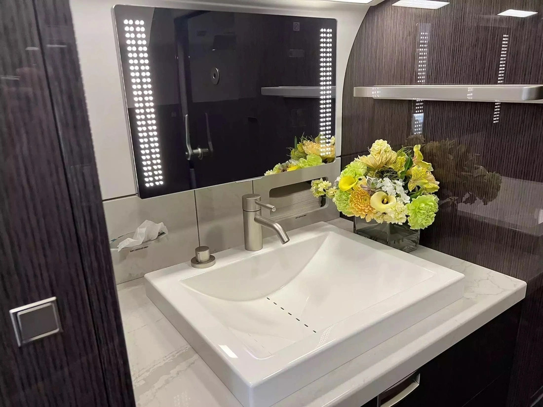 Trên máy bay còn có hai nhà vệ sinh, một ở phía trước gần phòng chuẩn bị đồ và buồng lái và một ở phía sau phòng ngủ. Ảnh: Insider