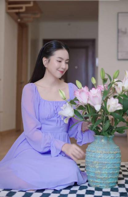 MC Mai Ngọc thường xuyên tô điểm cho căn nhà bằng hoa tươi và tranh. Ảnh: FBNV