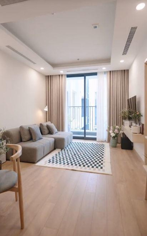 Căn nhà được MC Mai Ngọc trang trí bằng tone trắng kết hợp xám, be chủ đạo, mang đến cảm giác sang trọng và hiện đại. Ảnh: Nông thôn Việt