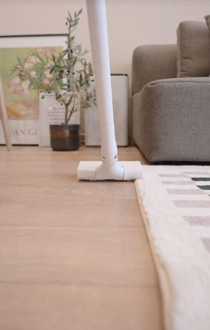 Trong phòng khách, Mai Ngọc kê bộ sofa nhỏ gọn, kế bên là kệ trang trí. Ảnh: FBNV