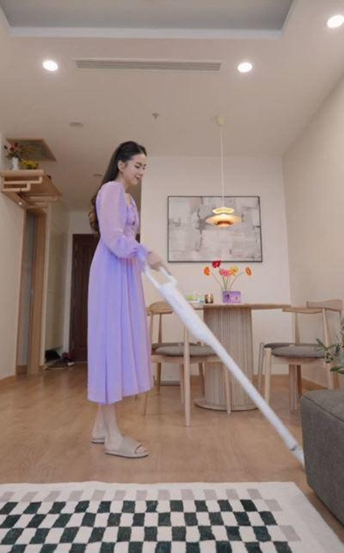 Nữ MC VTV yêu thích phong cách thiết kế Wabi-Sabi, đề cao sự tối giản. Vì vậy, trong nhà không chứa quá nhiều nội thất nhằm đảm bảo sự thông thoáng. Ảnh: Nông thôn Việt