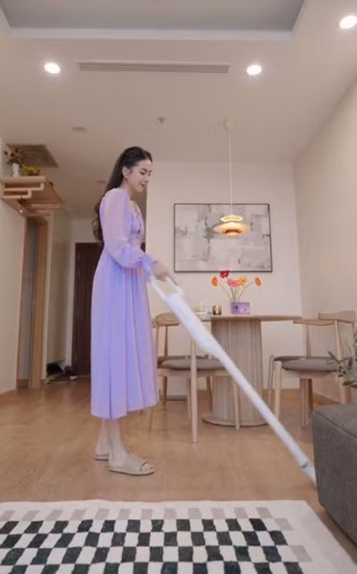 Nữ MC VTV yêu thích phong cách thiết kế Wabi-Sabi, đề cao sự tối giản. Vì vậy, trong nhà không chứa quá nhiều nội thất nhằm đảm bảo sự thông thoáng. Ảnh: Nông thôn Việt