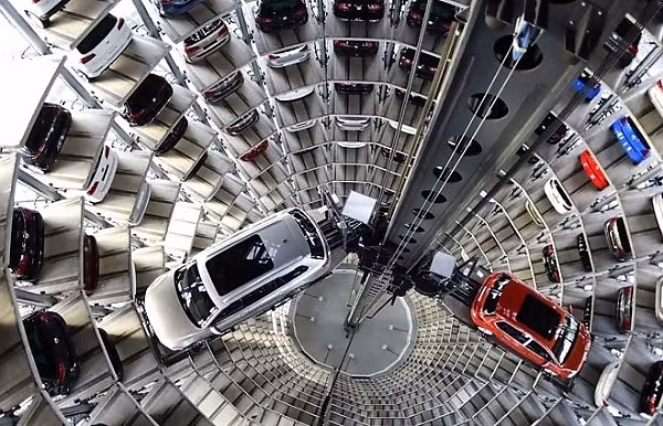 Ngay trên tầng 7 là khu vực chăm sóc, bảo dưỡng xe. Bất kể khi nào xe có vấn đề đều được sửa chữa, bảo trì ngay trong chính tòa nhà. Ảnh: India Today