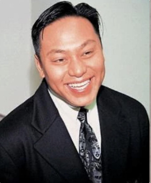 Sau khi thành công với bất động sản, La Triệu Huy sang thị trường chứng khoán, kinh doanh cổ phiếu và may mắn gặp được tỷ phú Lưu Loan Hùng. Nhờ đó, La Triệu Huy mở rộng hoạt động kinh doanh lên một tầm cao mới. Giàu có từ khi còn quá trẻ, La Triệu Huy được Lưu Loan Hùng đưa dẫn vào cuộc sống ăn chơi sa đọa. Ảnh: Weibo