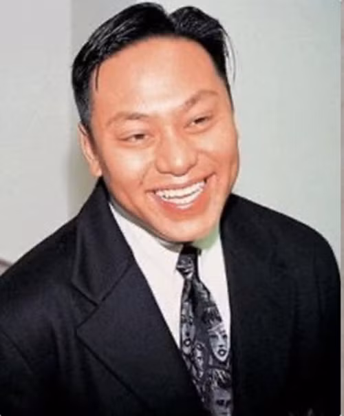 Sau khi thành công với bất động sản, La Triệu Huy sang thị trường chứng khoán, kinh doanh cổ phiếu và may mắn gặp được tỷ phú Lưu Loan Hùng. Nhờ đó, La Triệu Huy mở rộng hoạt động kinh doanh lên một tầm cao mới. Giàu có từ khi còn quá trẻ, La Triệu Huy được Lưu Loan Hùng đưa dẫn vào cuộc sống ăn chơi sa đọa. Ảnh: Weibo