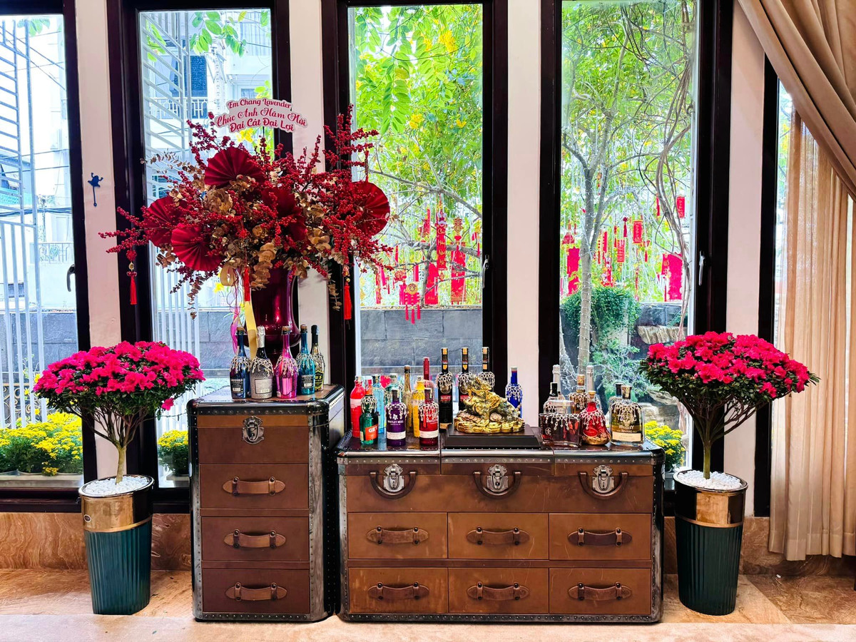 Không gian phòng khách rực rỡ.