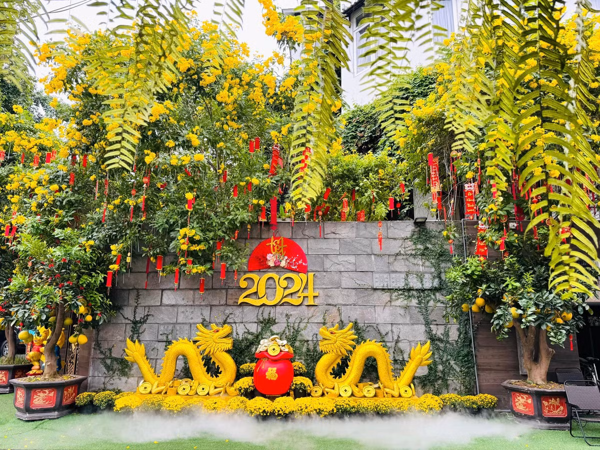 Biệt thự của Đàm Vĩnh Hưng nổi bật với hai màu vàng - đỏ chủ đạo.