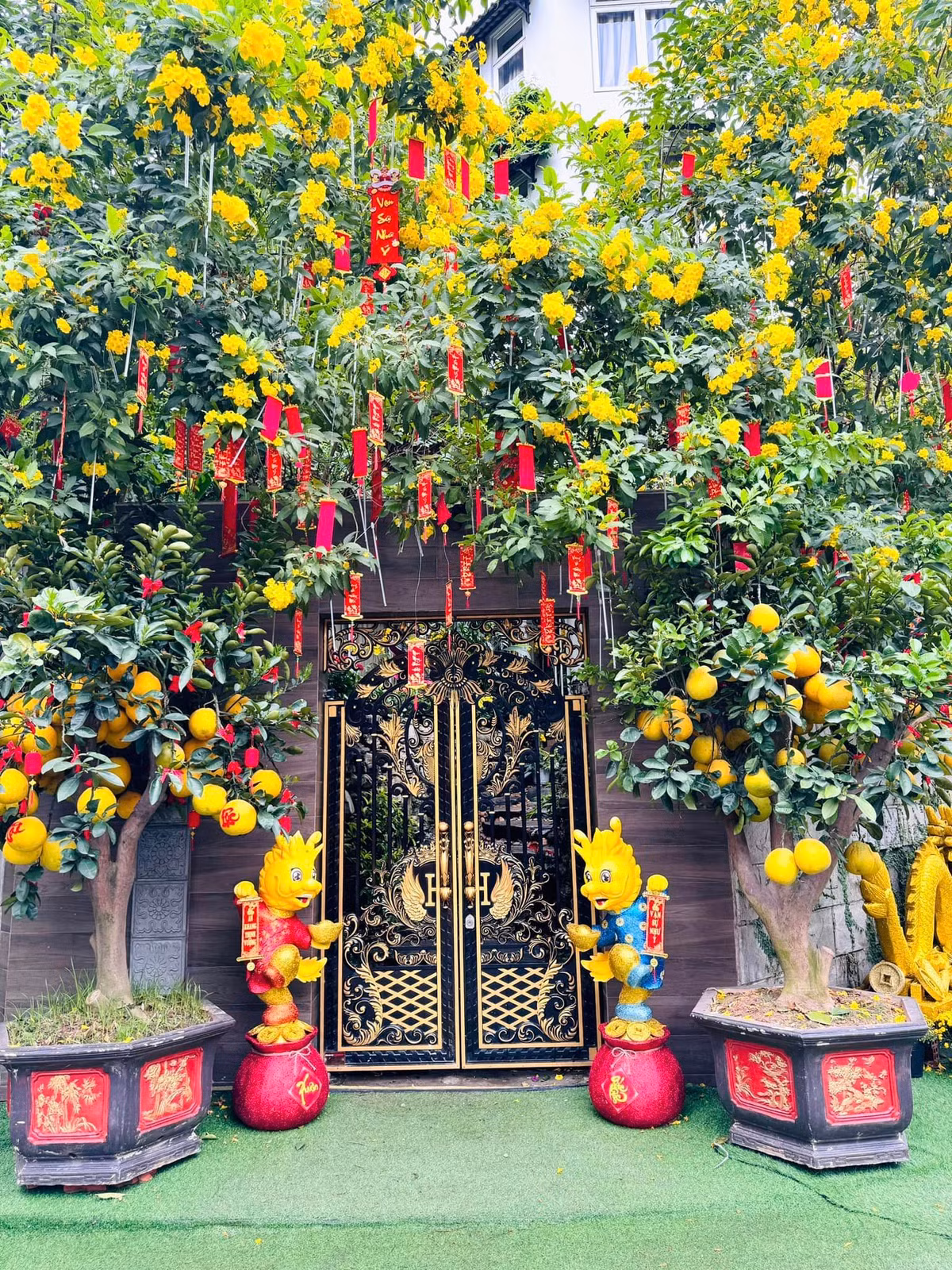 Nam ca sĩ thường dành nhiều tâm huyết trang hoàng nhà cửa mỗi dịp lễ tết. Với Mr Đàm, đó vừa là niềm vui mỗi dịp cuối năm, vừa là nơi để người hâm mộ ghé thăm, chụp hình kỷ niệm.