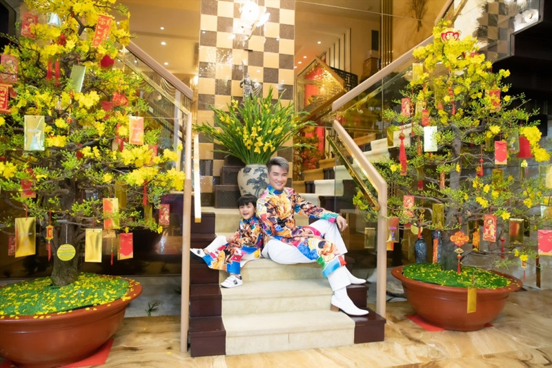 Đàm Vĩnh Hưng chọn nhiều hoa, cây mai trang trí ở phòng khách. Nguồn ảnh: FBNV