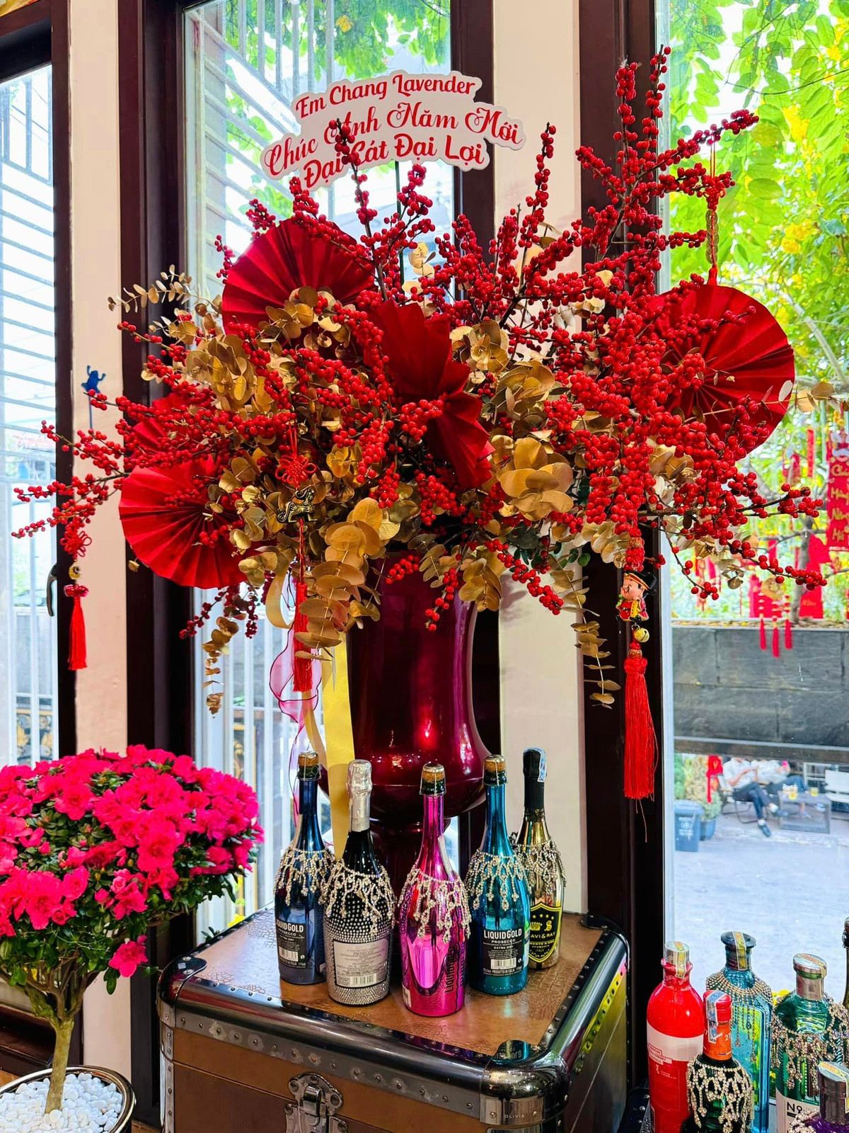 Mr Đàm bày nhiều loại đồ uống chiêu đãi bạn bè trong dịp đầu năm.