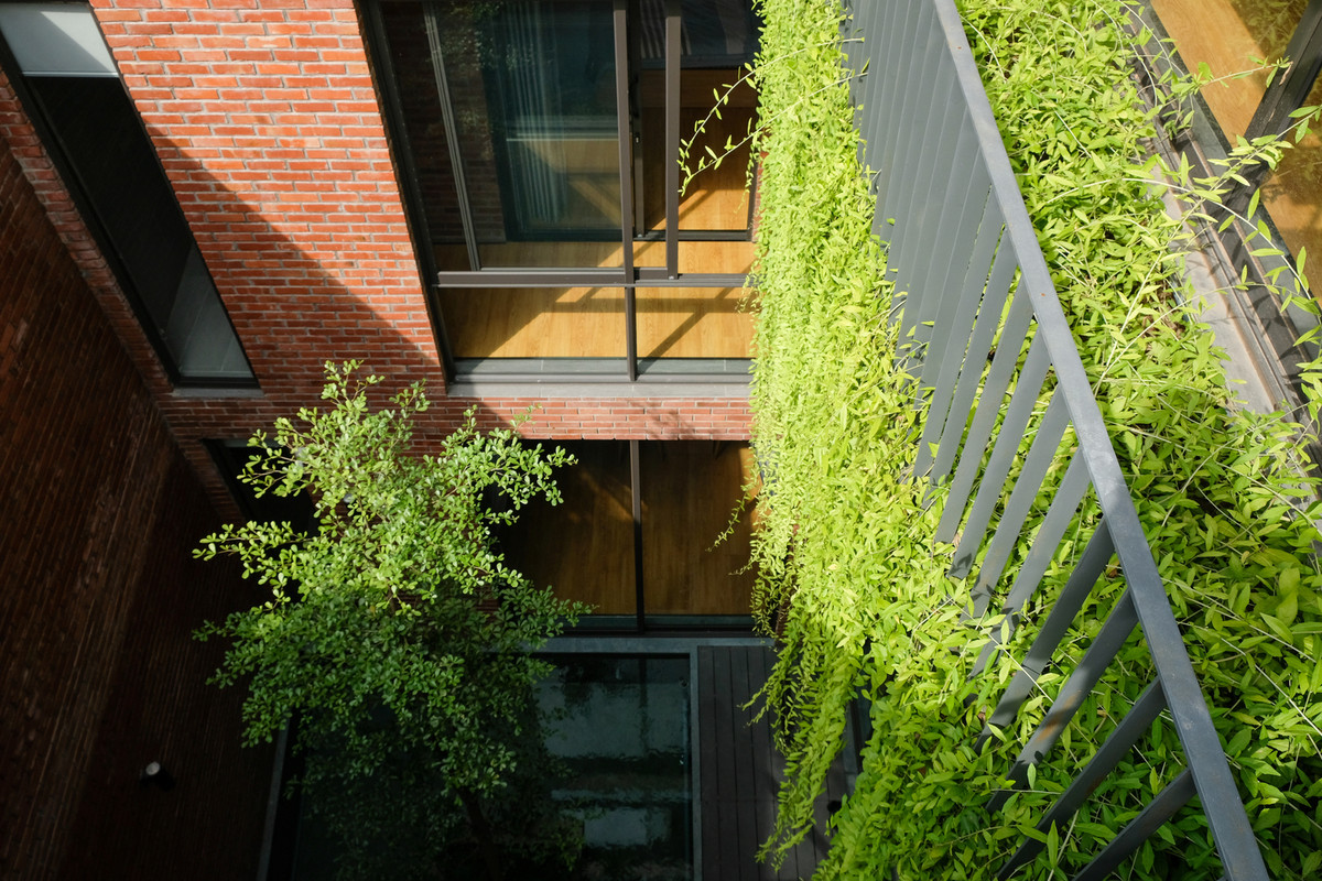 Tuy nhiên, các kiến trúc sư nhận thấy hầu hết những căn nhà ở đây đều cố gắng xây dựng hết diện tích cho phép và ít tiếp xúc với thiên nhiên. Vì lý do này, kiến trúc sư muốn xây một ngôi nhà ở khu đô thị có thể tiếp xúc với thiên nhiên, cây xanh và ánh sáng tự nhiên.