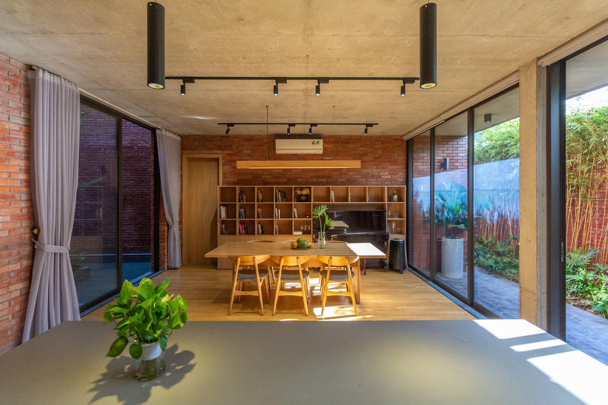 Khi di chuyển vào nhà, từ ngoài vào trong, từ dưới lên trên, gia chủ sẽ bắt gặp những không gian mở, giúp con người tiếp xúc với thiên nhiên, cây xanh, ánh sáng tự nhiên.