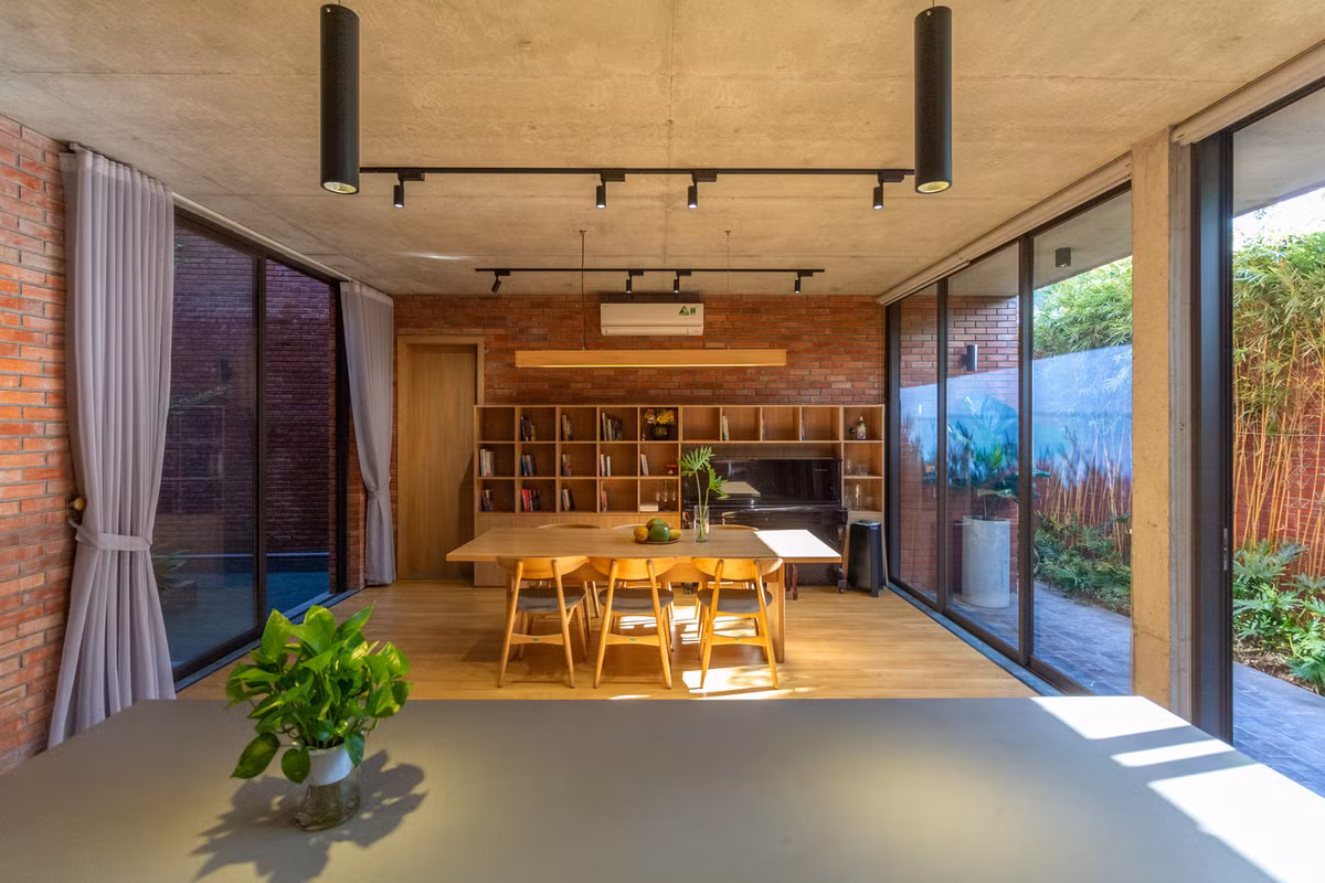 Khi di chuyển vào nhà, từ ngoài vào trong, từ dưới lên trên, gia chủ sẽ bắt gặp những không gian mở, giúp con người tiếp xúc với thiên nhiên, cây xanh, ánh sáng tự nhiên.