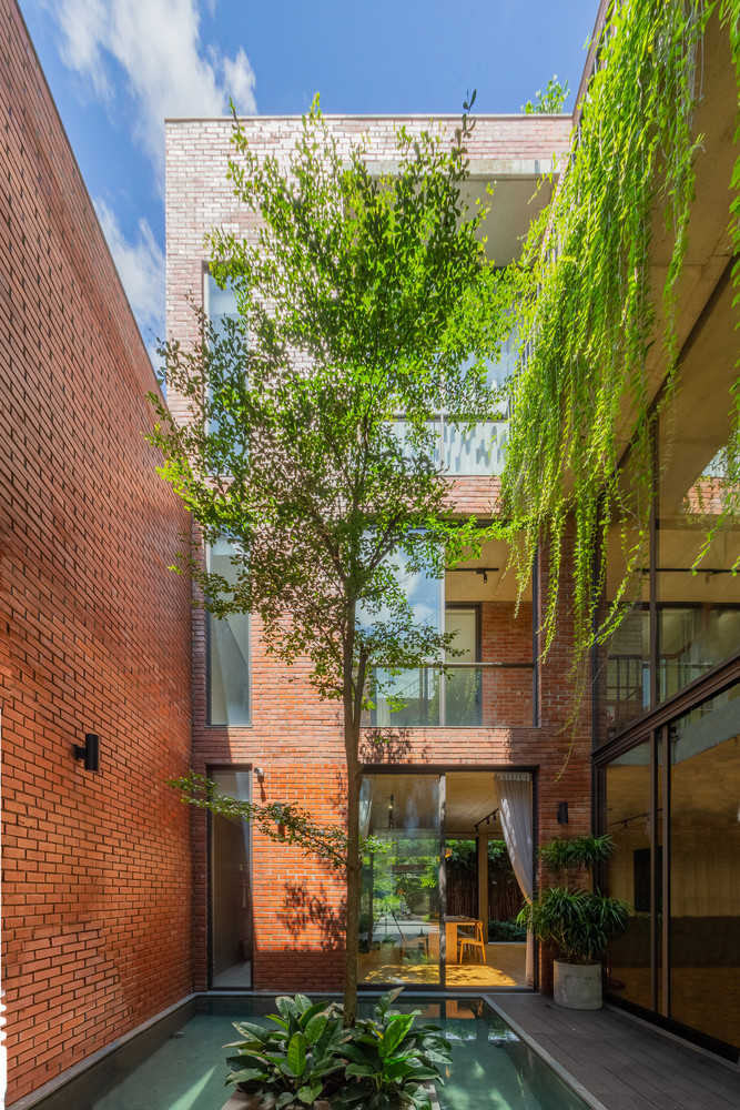 Vật liệu chính trong ngôi nhà là gạch đỏ và bê tông trần tạo cảm giác mộc mạc, gần gũi với thiên nhiên. Nguồn ảnh: Đức Nguyễn