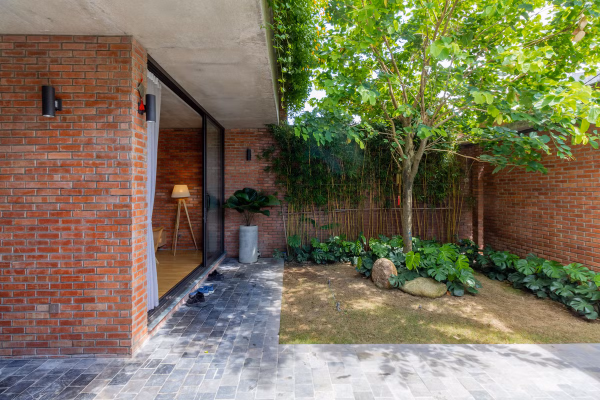 Khu đất được xây dựng có hình thang, diện tích 226m2, mặt tiền 8m, sâu 25m. Tận dụng chiều dài này, kiến trúc sư lên ý tưởng về một căn nhà có nhiều lớp không gian từ ngoài vào trong.