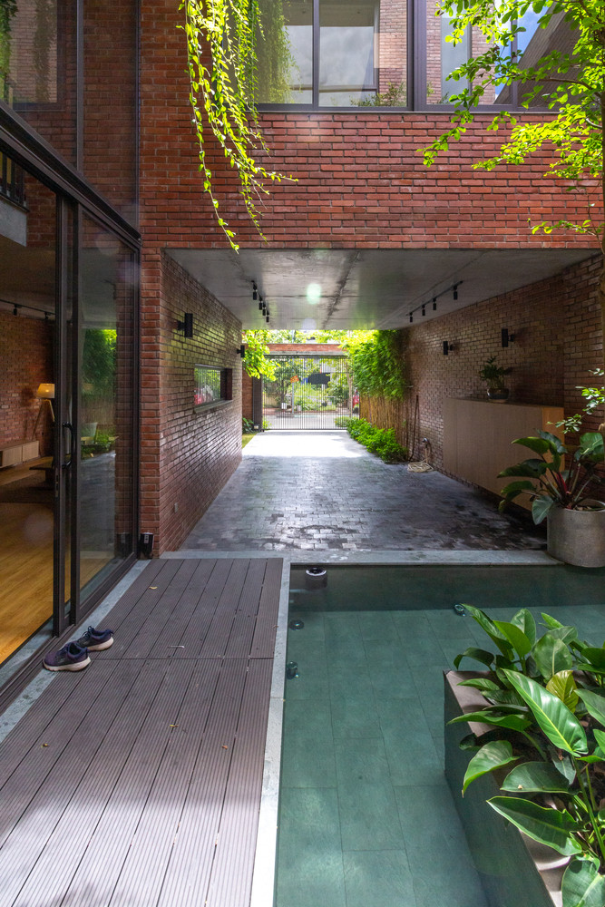 Các không gian được bố trí giữa sân vườn và hồ nước rộng tạo không gian yên tĩnh.