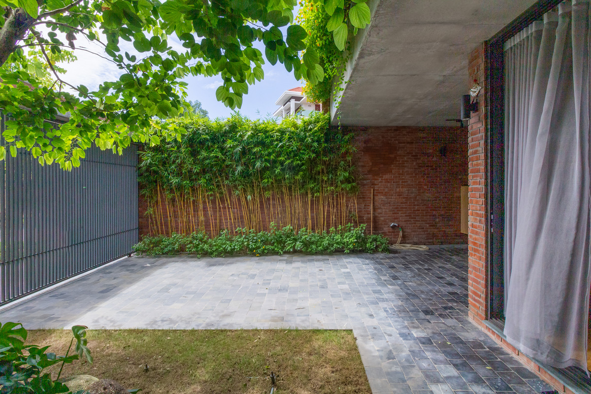 Nhờ cách phân chia này, xuyên suốt từ ngoài vào trong là các lớp không gian ở và cây xanh đan xen.