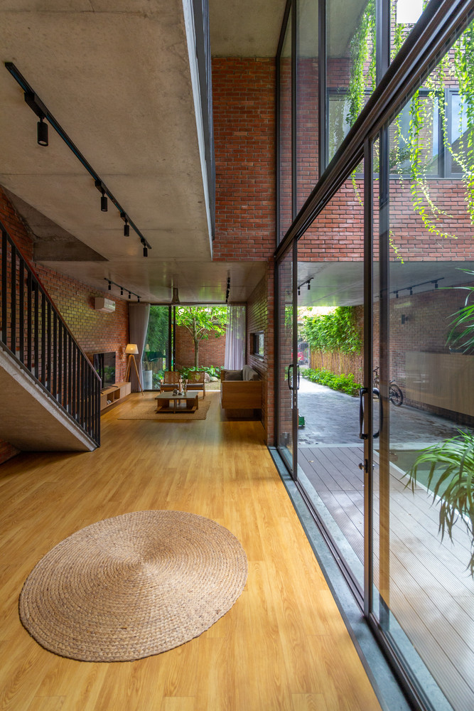 Giữa hai khối là không gian dành cho cầu thang, hành lang giao thông kết nối với mặt nước. Nhờ đó, các không gian trong nhà đều được tiếp xúc với thiên nhiên và nước.