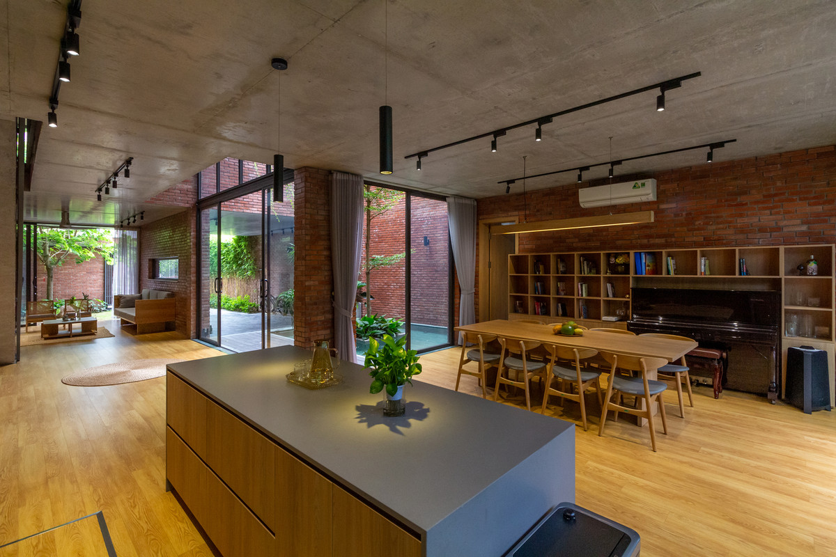 Căn nhà chỉ có 2,5 tầng nhưng vẫn có đầy đủ các không gian cần thiết, gồm 4 phòng ngủ, 1 phòng thờ và phòng giặt ở tầng trên cùng. Tầng 1 là nơi không gian chung bao gồm phòng khách, nhà bếp, phòng ăn, nhà vệ sinh…