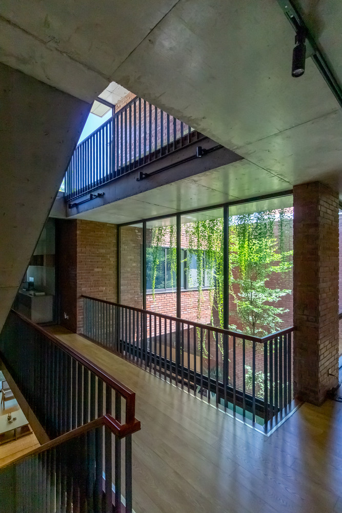 Ở mọi vị trí trong nhà, mọi người đều có thể nhìn thấy nhau, cũng có thể nhìn thấy cây cối, mặt nước...