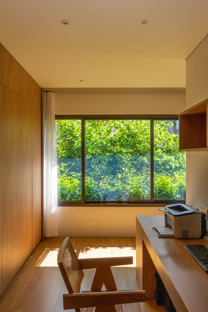 Nội thất trong nhà đơn giản nhưng đầy đủ tiện nghi phục vụ sinh hoạt của gia đình trẻ có 2 con nhỏ. Các không gian trong nhà được bố trí hướng về thiên nhiên và hướng vào nhau tạo nên không gian gắn kết con người với con người, con người với thiên nhiên.