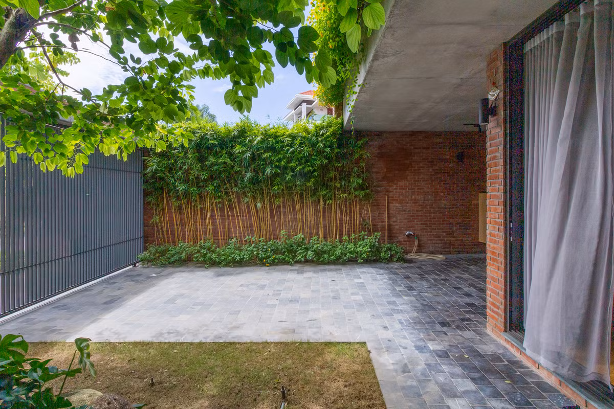 Nhờ cách phân chia này, xuyên suốt từ ngoài vào trong là các lớp không gian ở và cây xanh đan xen.