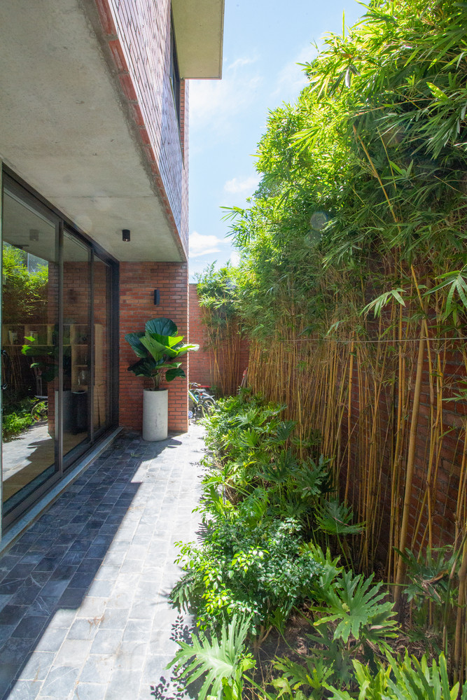 Khu đất được chia thành 5 phần với các chức năng khác nhau, trong đó hai phần giữa là không gian ở, còn lại dành cho cây xanh và mặt nước.