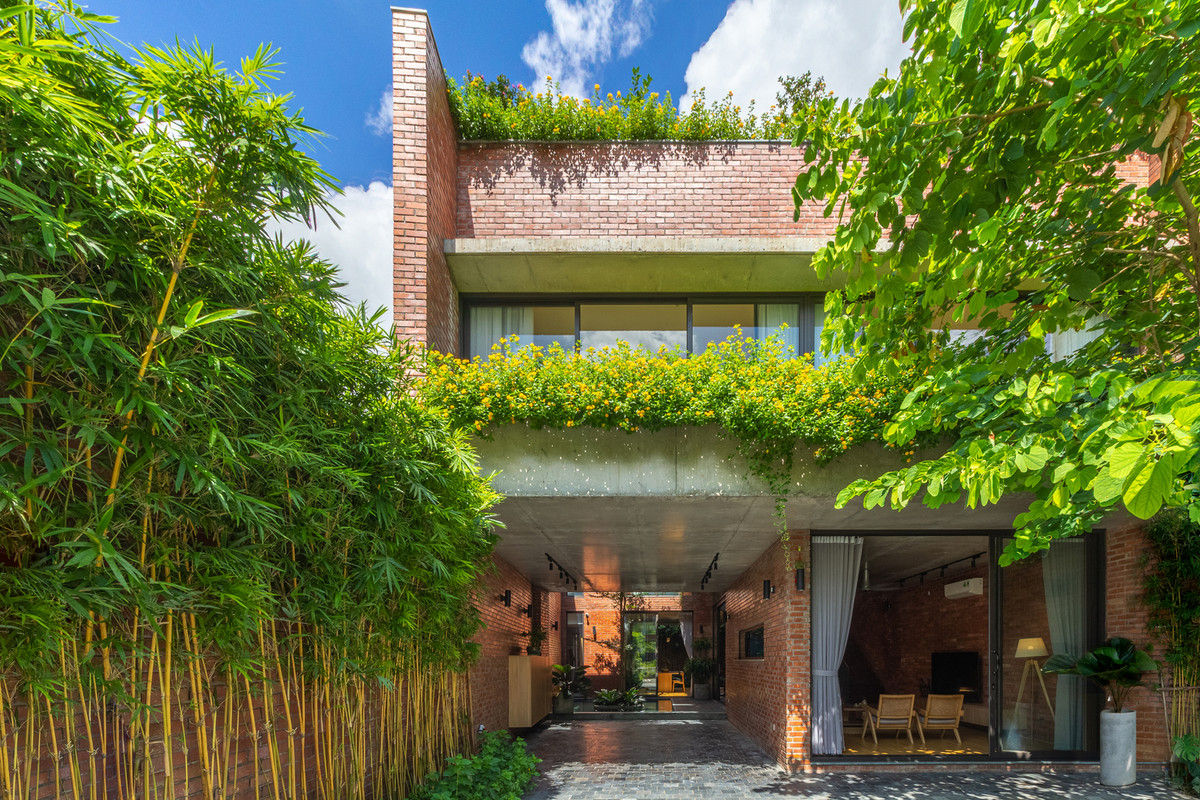 Cao Xanh House là ngôi nhà gạch đỏ nằm trong một khu đô thị ven biển tại Hạ Long (Quảng Ninh). Là khu đô thị mới nên các công trình xung quanh đây đều là nhà mới xây.