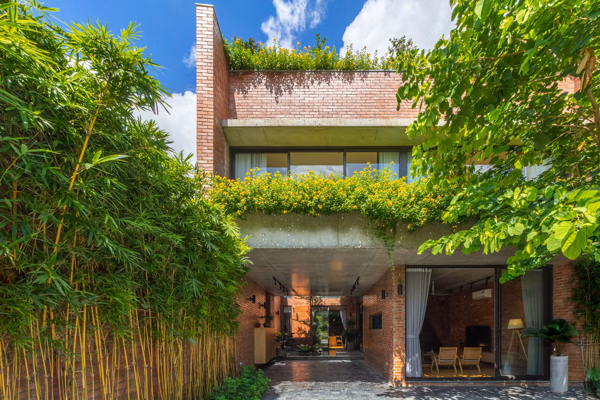 Cao Xanh House là ngôi nhà gạch đỏ nằm trong một khu đô thị ven biển tại Hạ Long (Quảng Ninh). Là khu đô thị mới nên các công trình xung quanh đây đều là nhà mới xây.