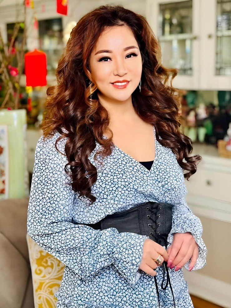 Nhà chính của Thúy Nga nằm ở phố Bolsa - nơi tập trung nhiều người Việt. Thúy Nga tậu cơ ngơi này với giá gần 1,2 triệu USD (khoảng 30 tỷ đồng) từ năm 2021 để đón con gái Nguyệt Cát, 13 tuổi, sang du học.