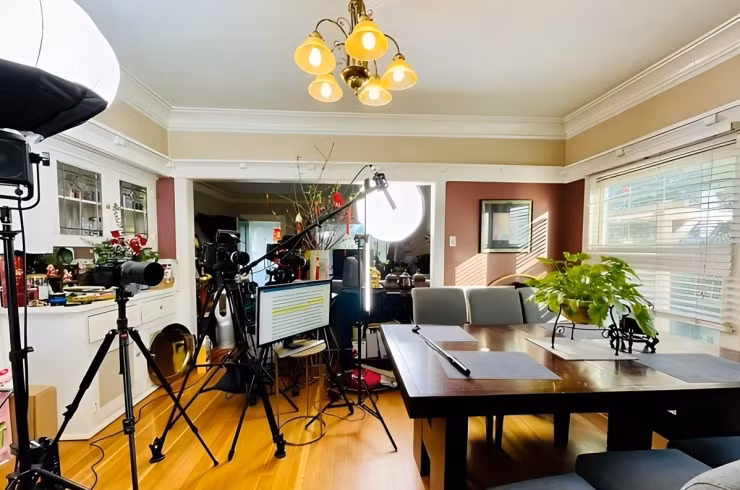 Khu bếp tiện nghi, có bàn ăn lớn là nơi nữ danh hài tiếp đón bạn bè.