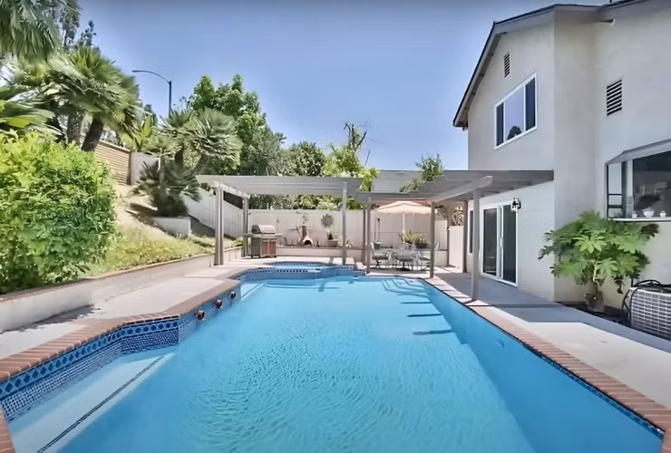 Điểm nhấn là bể bơi rộng rãi với sân vườn, cây cối như một khu nghỉ dưỡng thu nhỏ.