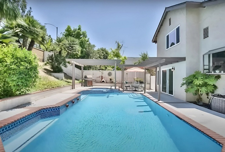 Điểm nhấn là bể bơi rộng rãi với sân vườn, cây cối như một khu nghỉ dưỡng thu nhỏ.