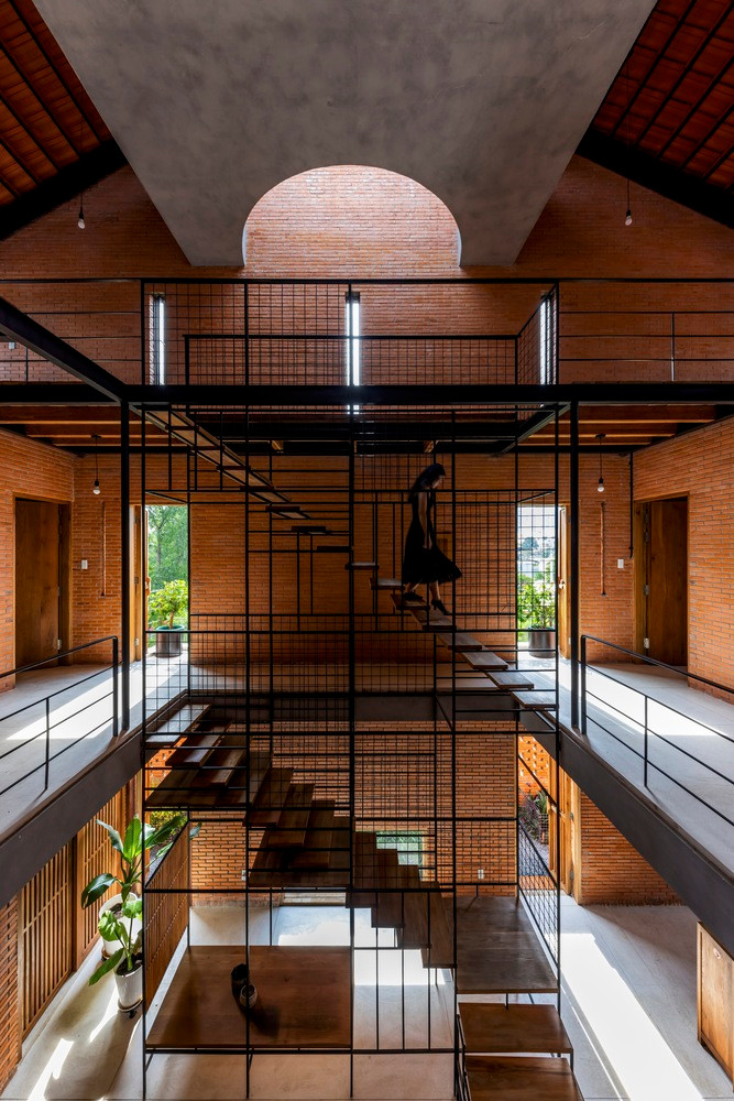 Các không gian chung kết nối với nhau khép kín bao quanh một lõi thông tầng.