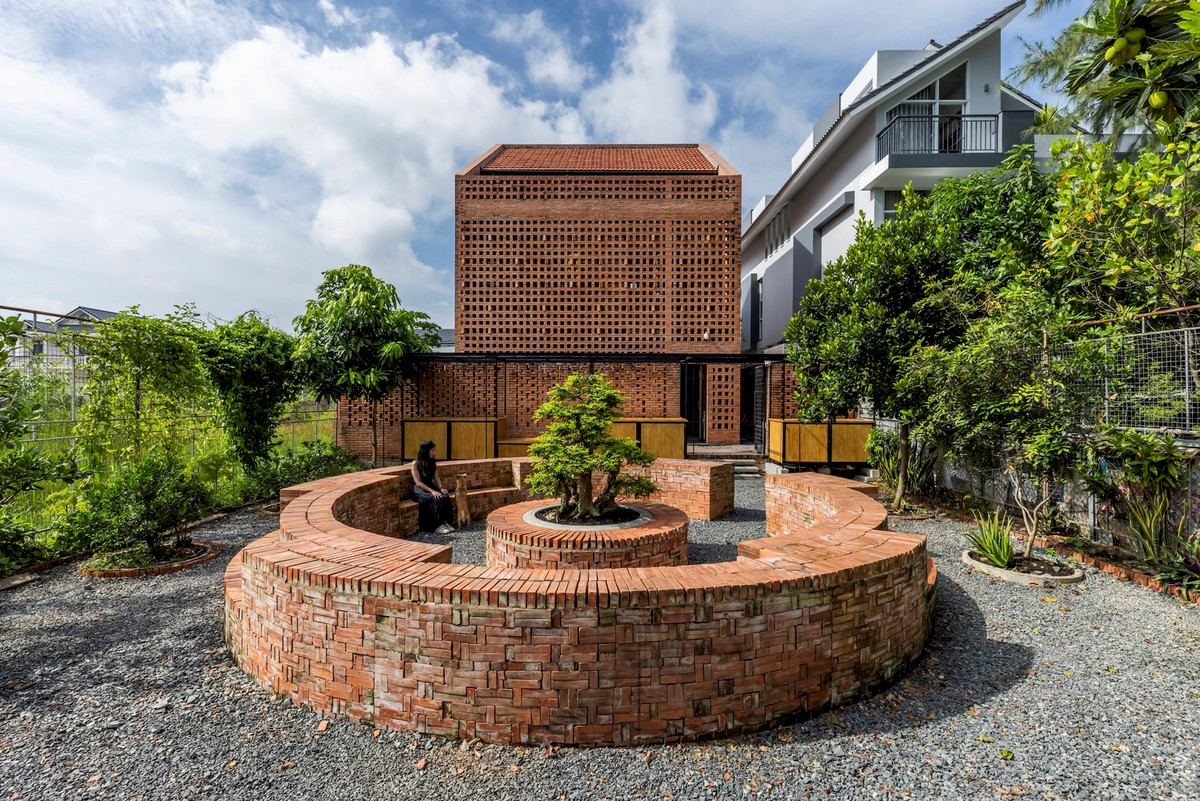 Sân vườn với băng ghế gạch hình tròn độc đáo là nơi nghỉ ngơi của cả gia đình.