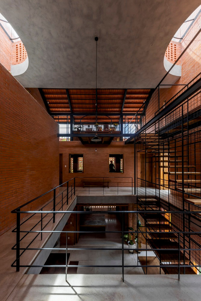 Khoảng thông tầng đưa ánh sáng và gió đi khắp nhà.