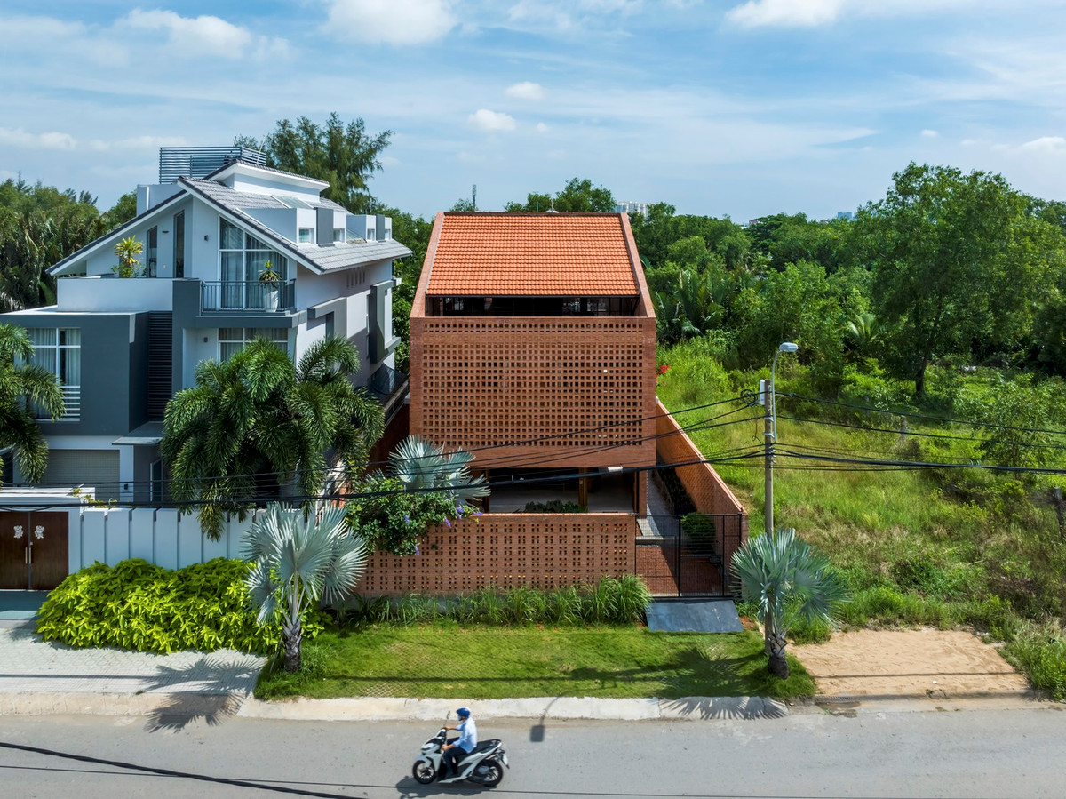 Nằm ở khu vực ngoại ô TP HCM, Nhà Bè House là tổ ấm của 4 người phụ nữ trung niên và mẹ của họ. Gia chủ muốn ngôi nhà là chốn bình yên để trở về và chăm sóc mẹ già.
