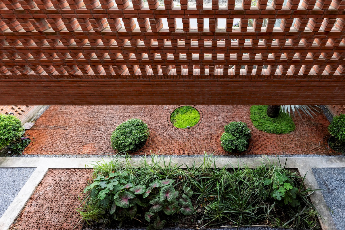 Ở bên ngoài, căn nhà gây ấn tượng với tường gạch rỗng có chiều cao vừa đủ để che chắn, vừa đủ tạo bóng đổ, vừa đủ để gió vào nhẹ nhàng.