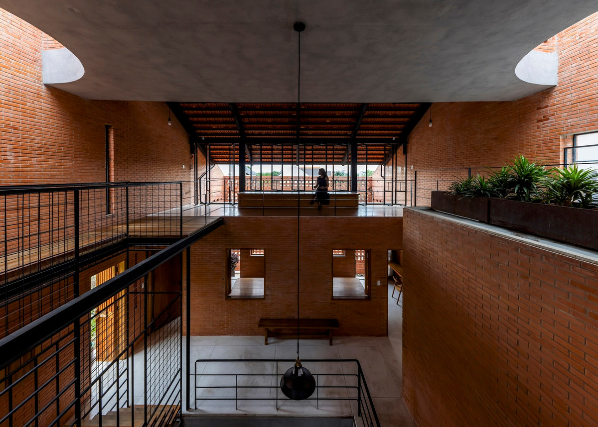 Cơ chế thông gió tự nhiên đảm bảo sự thông thoáng cho các không gian tầng dưới. Nguồn ảnh: Hiroyuki Oki