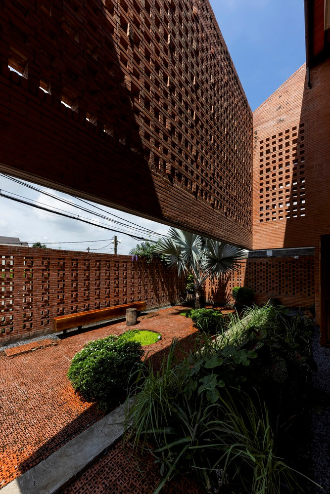 Thông qua lớp tường gạch rỗng này, các thành viên trong gia đình có thể cảm nhận ánh sáng và khí trời luân chuyển trong không gian, ngắm nhìn những cơn mưa nhiệt đới.